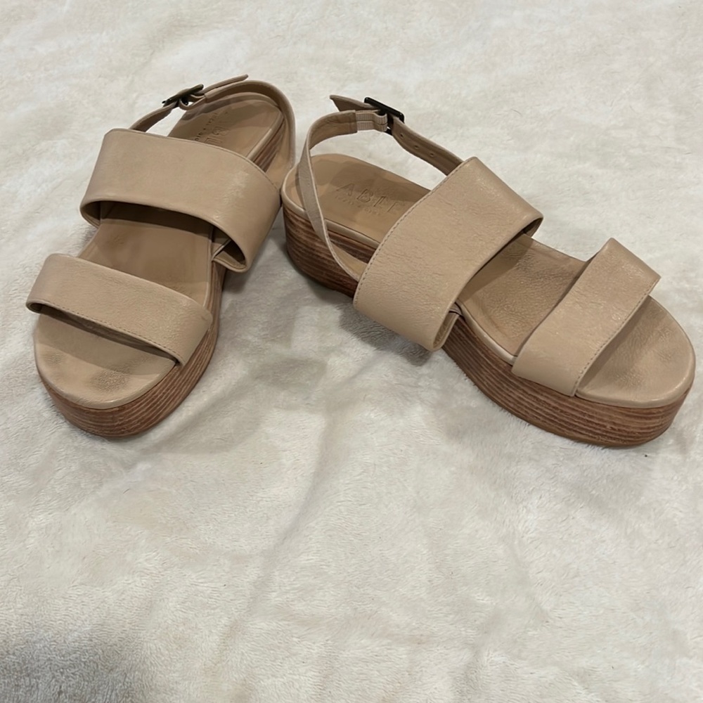 Able platform sandal